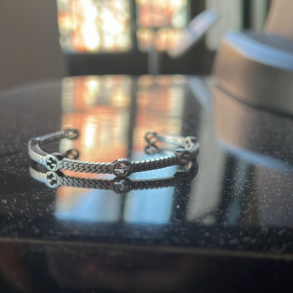 Gucci Thin Interlocking G Station Cuff - Picture 5 of 16